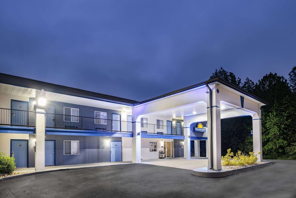 Days Inn by Wyndham Hamilton 7/37