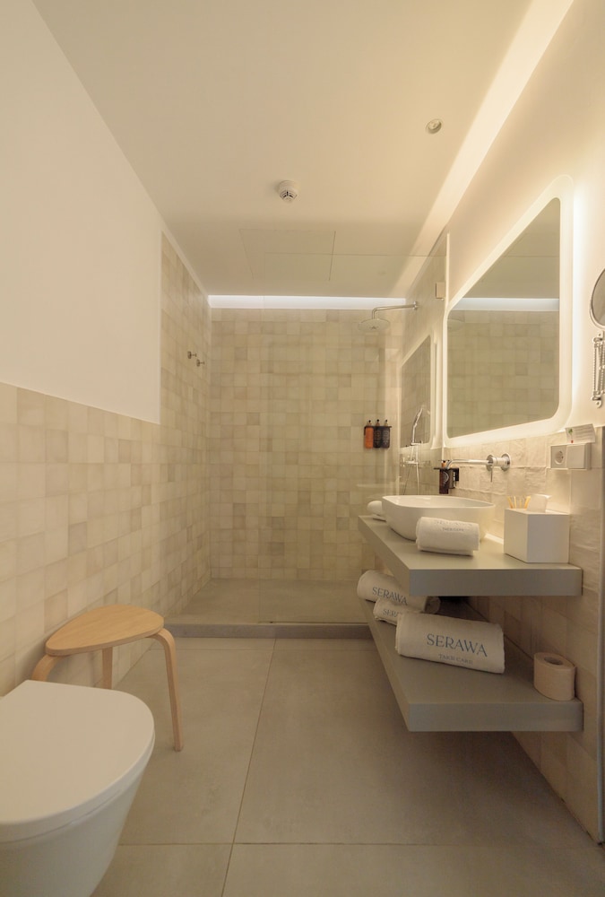 غرفة بسريرين منفصلين بإطلالة على المدينة بشرفة، Serawa Hotel 5/6