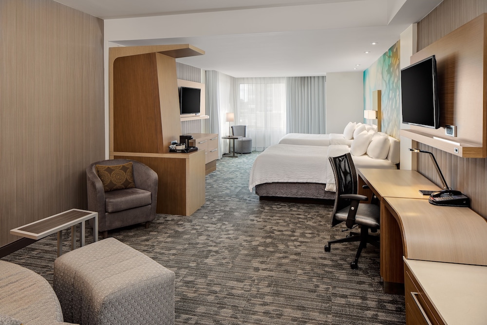 Courtyard By Marriott Detroit Farmington 46/47