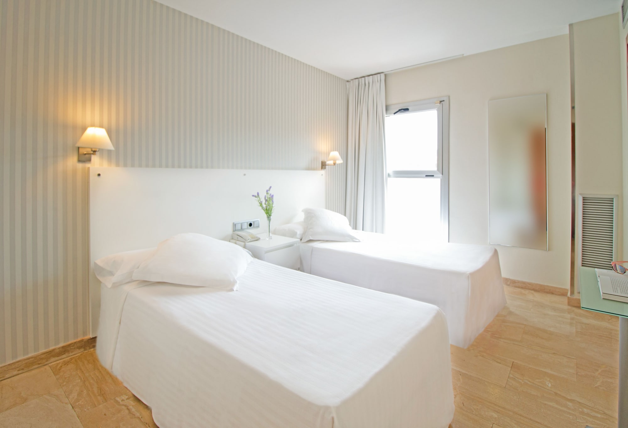 ROOM, SINGLE