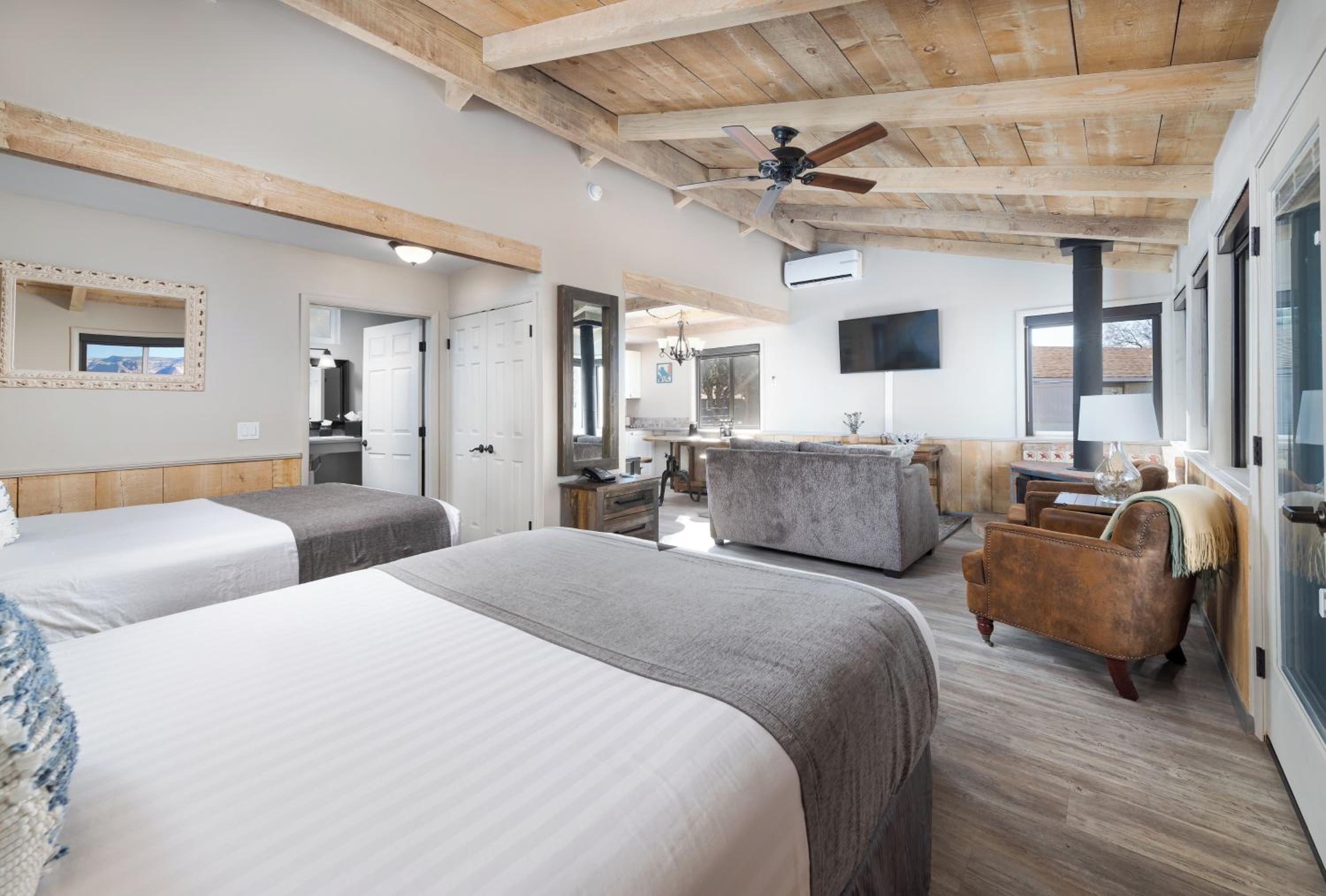Studio, Queen Bed, Sky Ranch Lodge 2/4