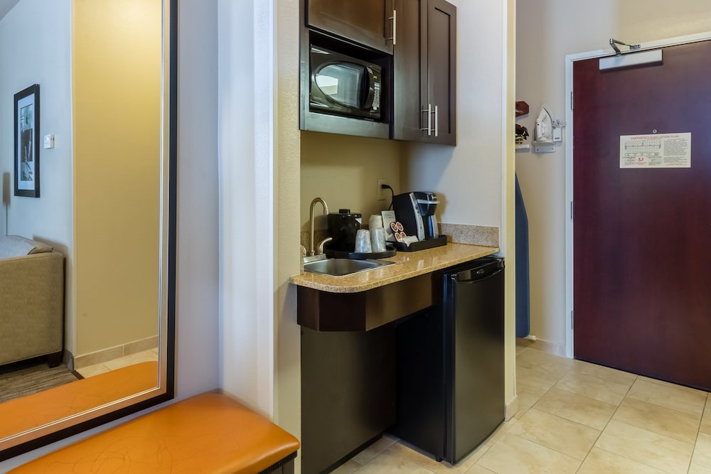 Holiday Inn Express Hotel And Suites Dallas West 40/40