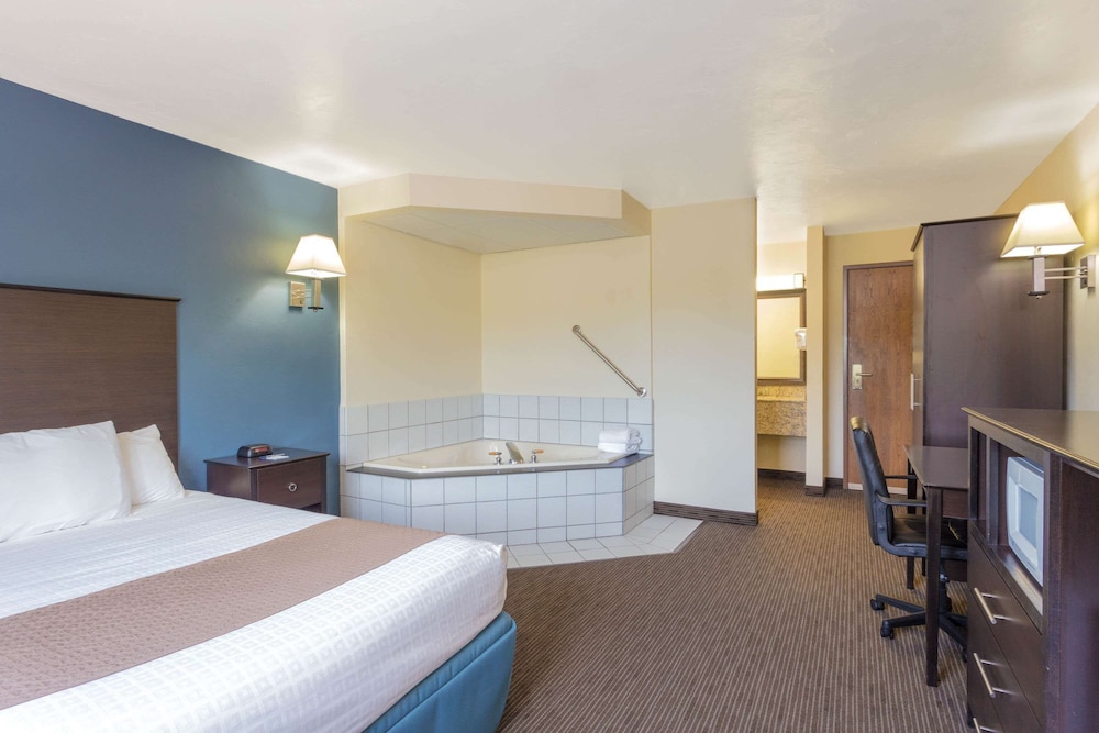 AmericInn by Wyndham Green Bay West 17/42