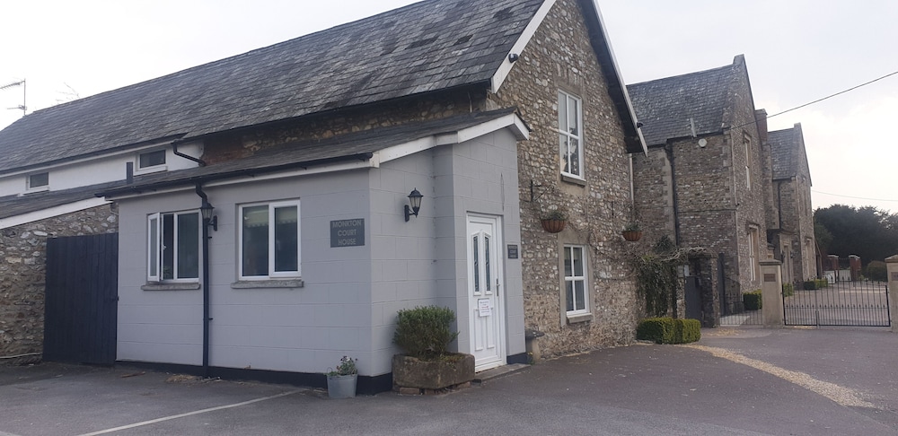 Monkton Court Hotel 4/50