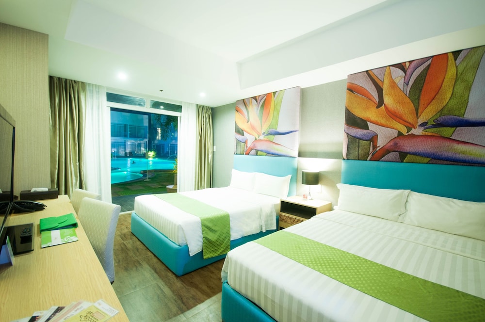 Family, 2 Queen Beds, Pool Access