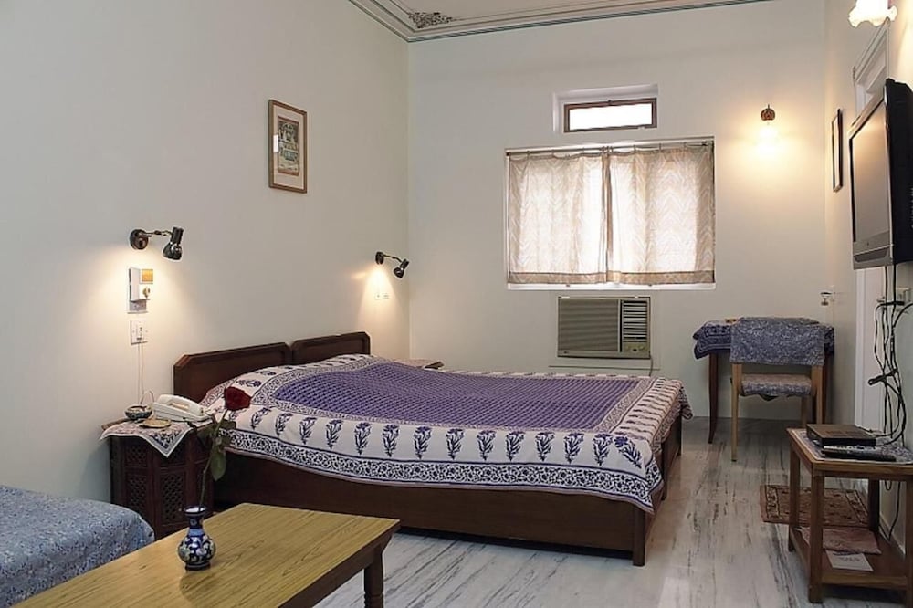 DELUXE, DOUBLE OR TWIN BED