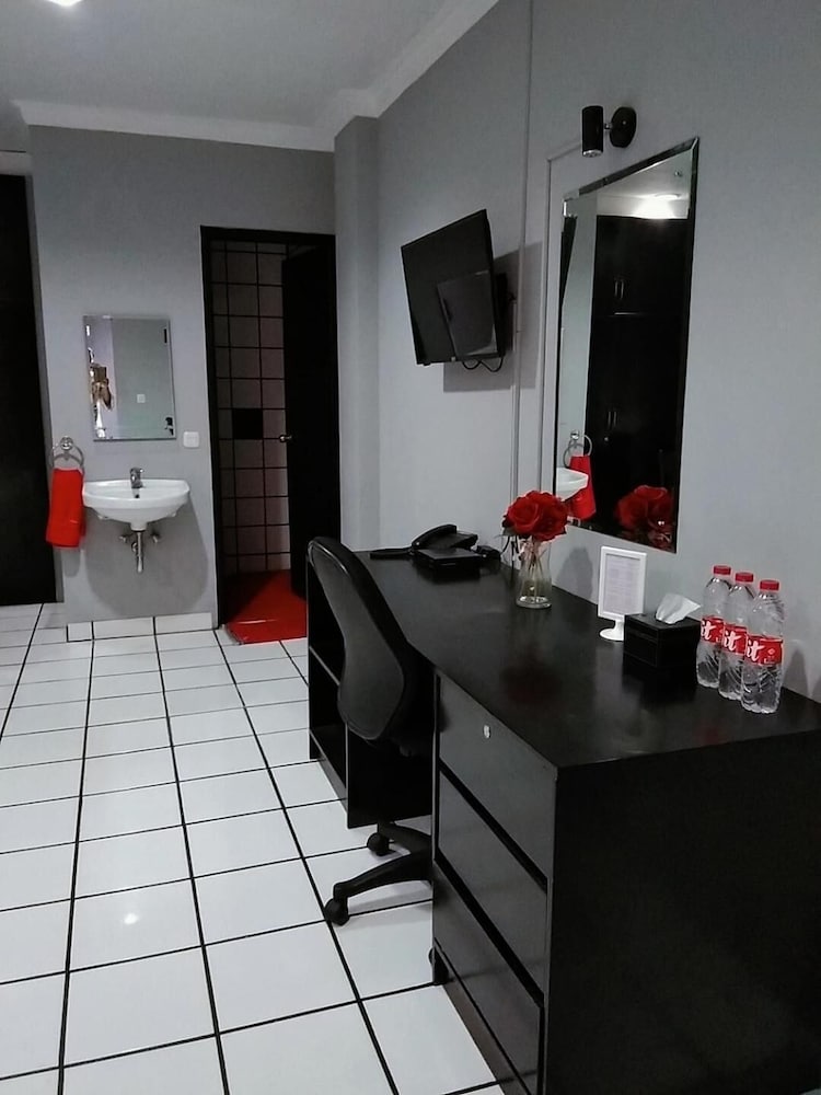 Reddoorz Plus Near Rs Fatmawati 2 19/28