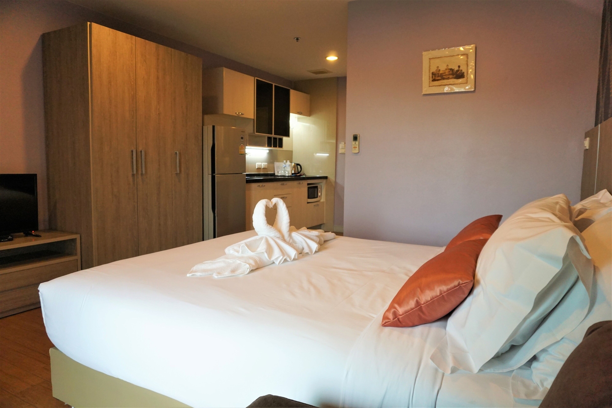 STUDIO, QUEEN BED, KITCHENETTE