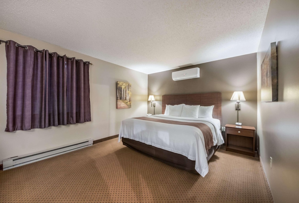 Quality Inn & Suites Newberry, MI 23/49