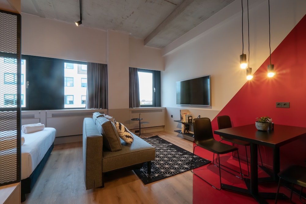 Via Suites 19/37