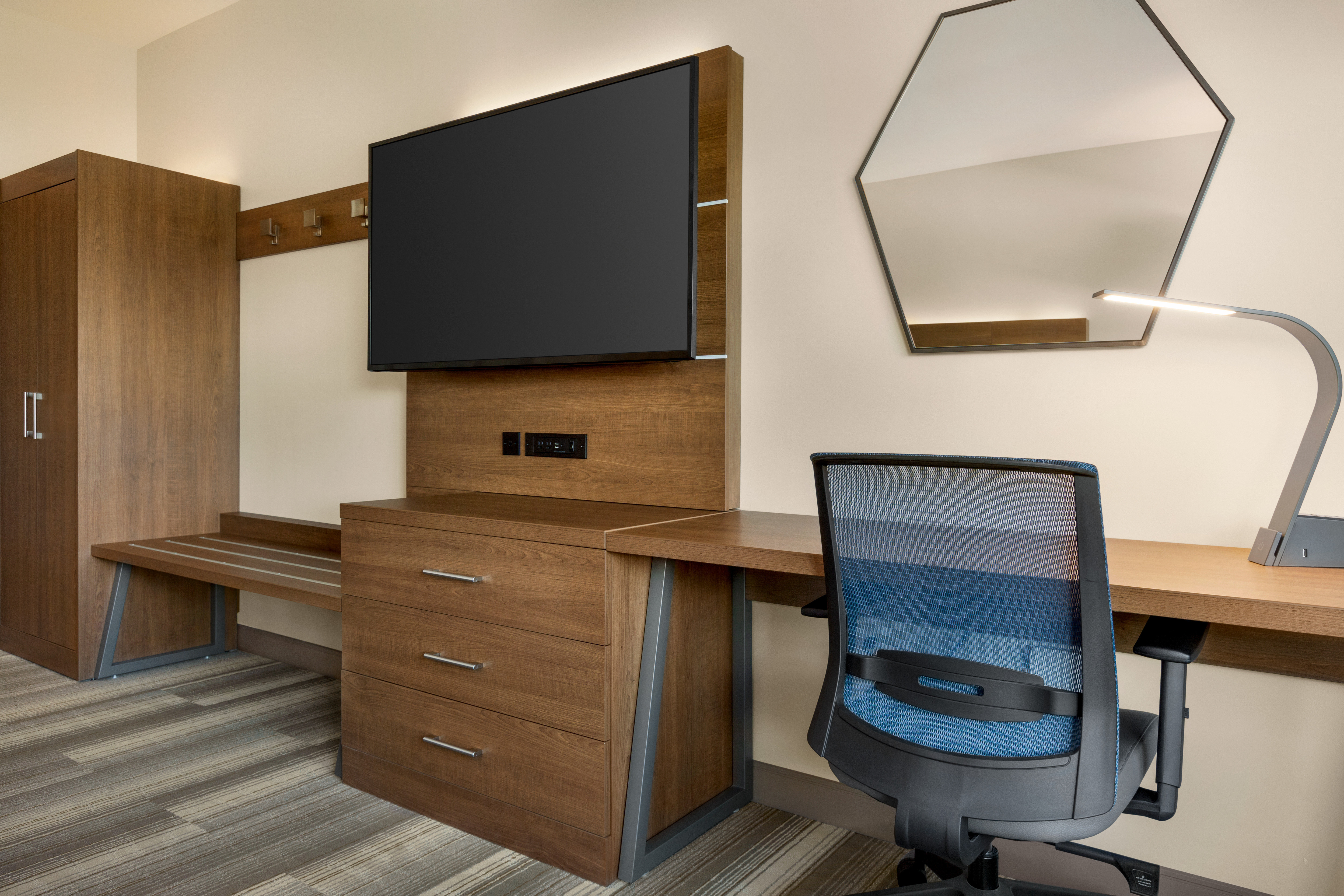 Holiday Inn Express & Suites - Ukiah 72/80