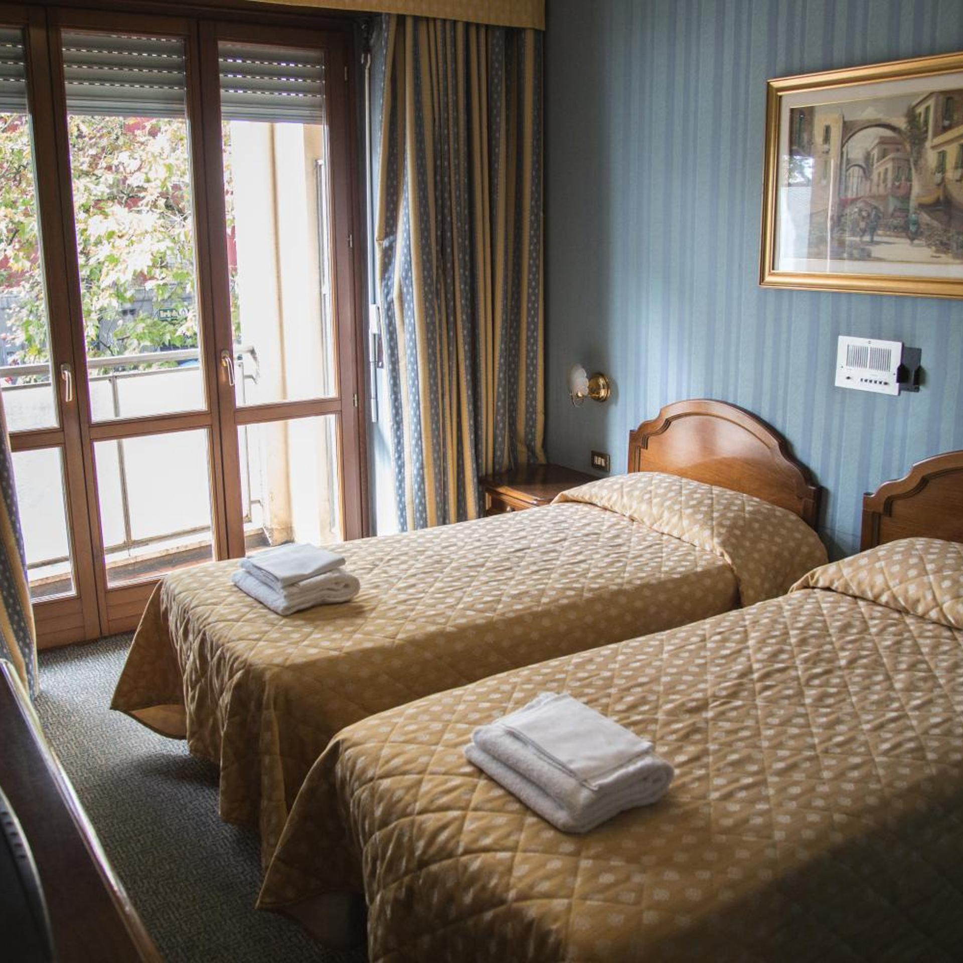 ROOM, TWIN BEDS
