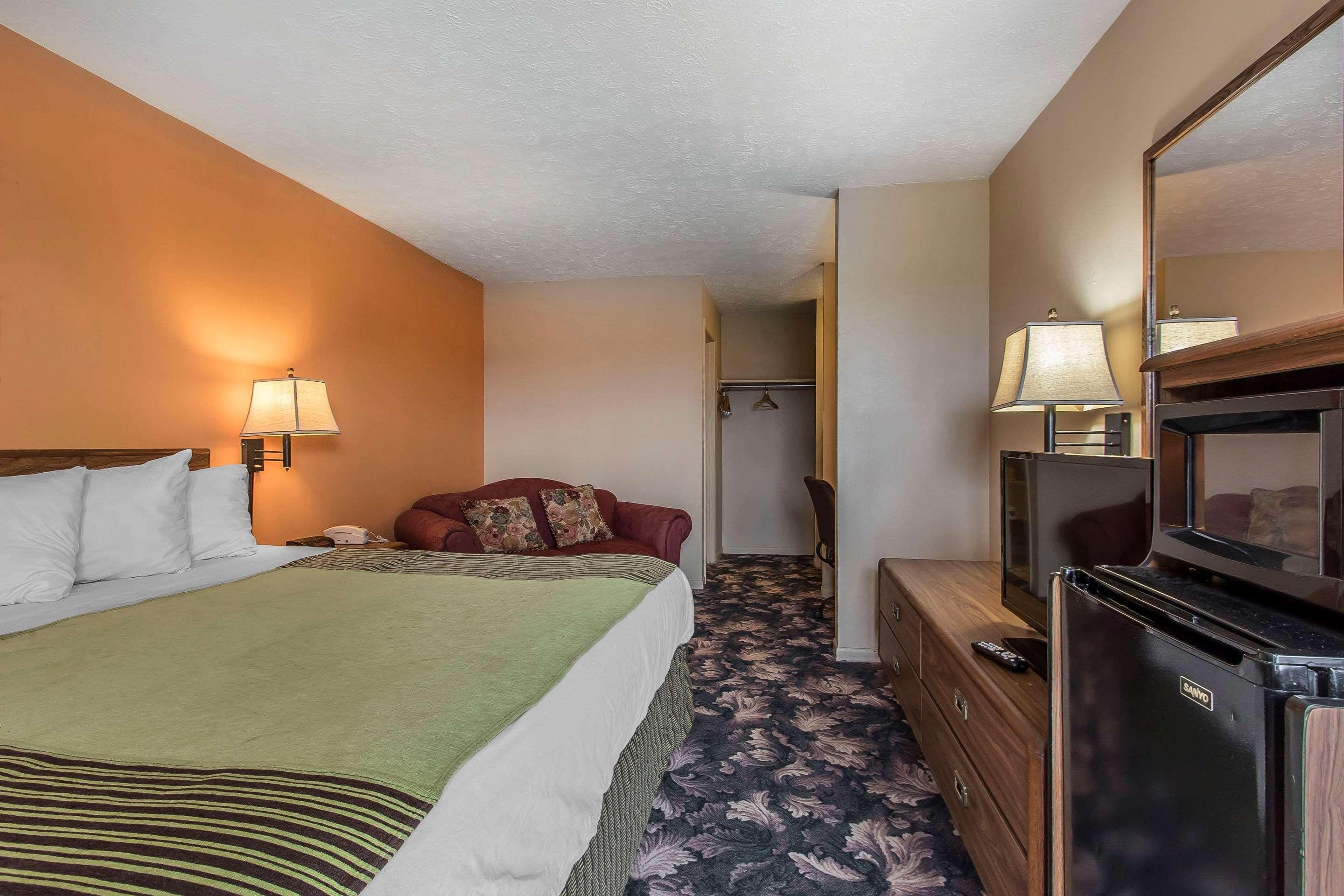 ROOM, KING BED