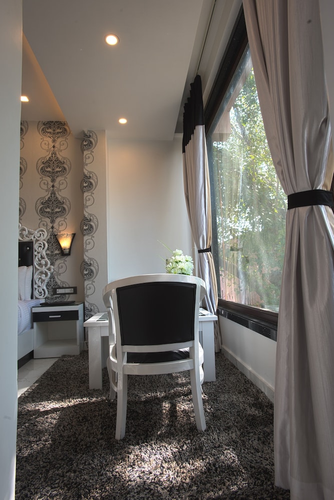 Zo Rooms Assi Ghat Shivala Market 39/49