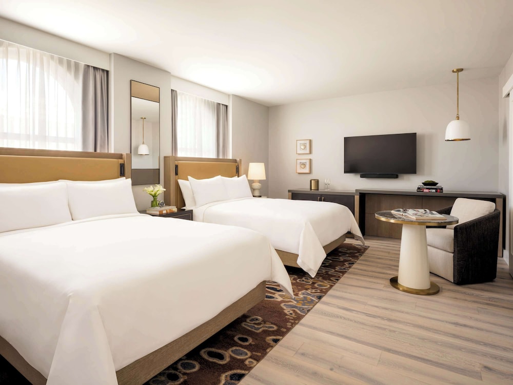 DELUXE, 2 QUEEN BEDS, CITY VIEW