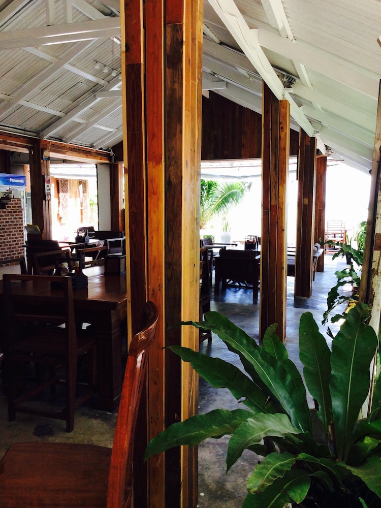 Sunshine Beach Resort 80/100