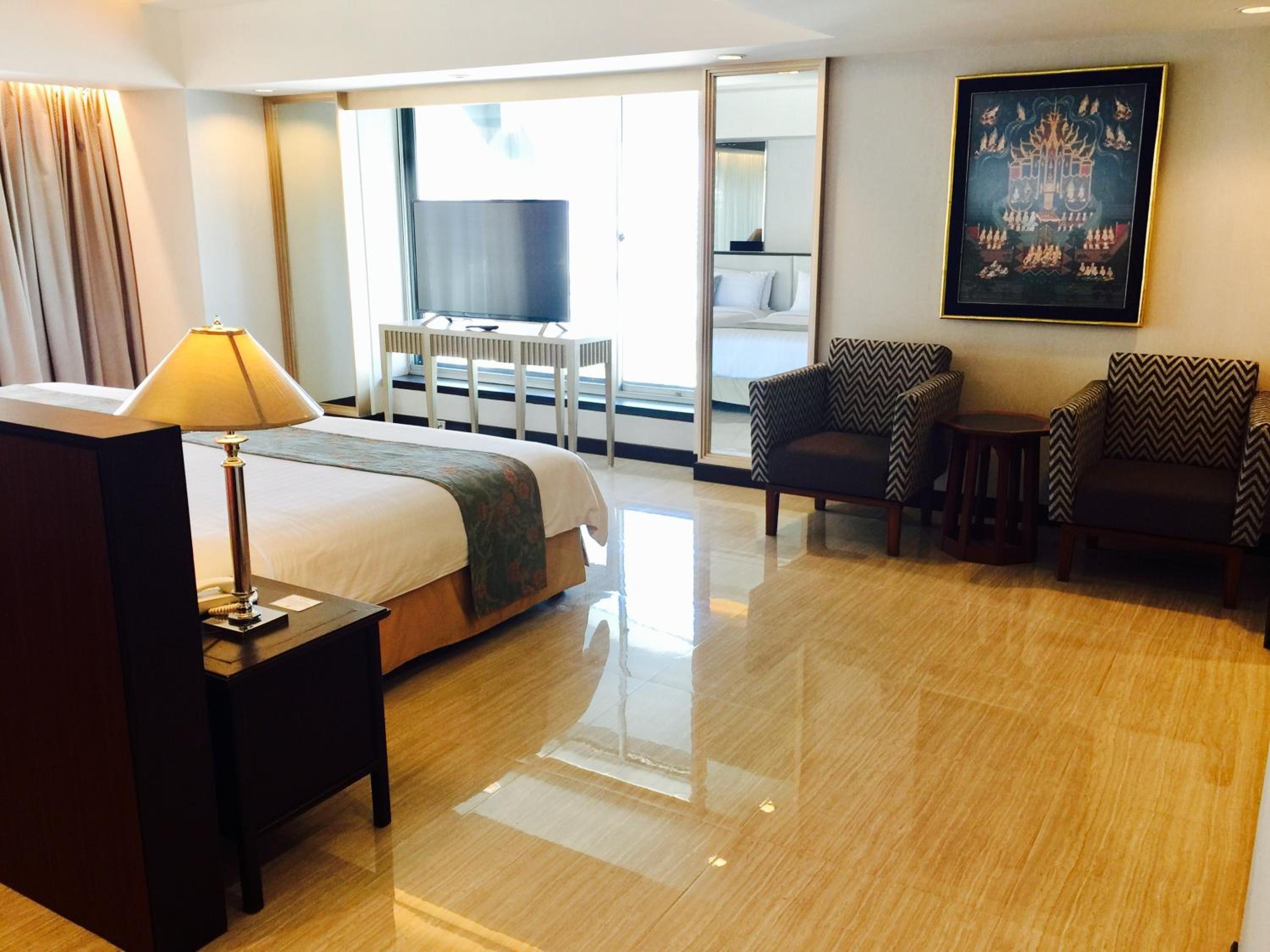 Residential, Suite, 3 Queen Beds، Indra Regent Hotel 5/6