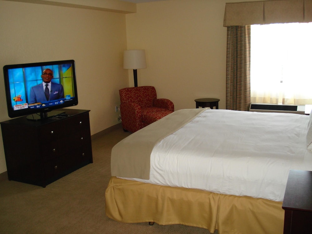Holiday Inn Express Hotel Suites Ft Lauderdale N Exec Airport 22/76
