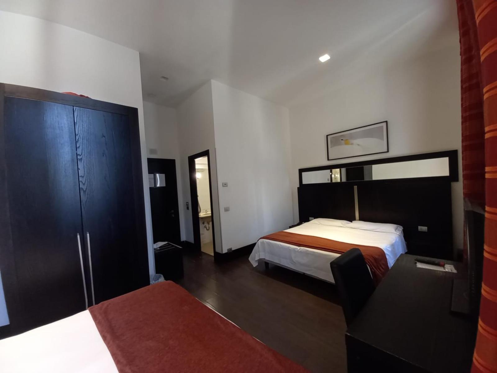 ROOM, QUADRUPLE