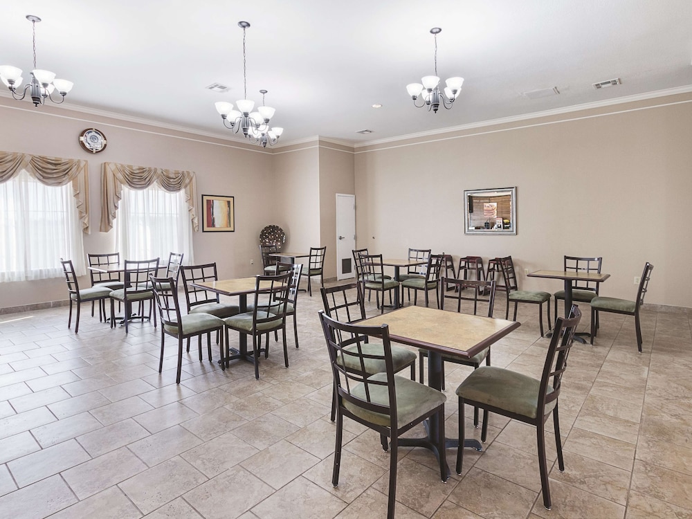 La Quinta Inn And Suites By Wyndham Waxahachie 35/40