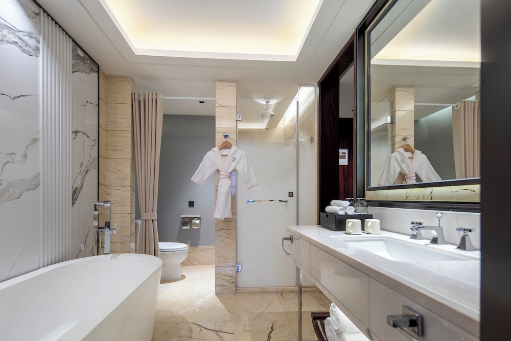 Standard, Multiple Beds, Living Area، HUALUXE Leshan by IHG 4/4