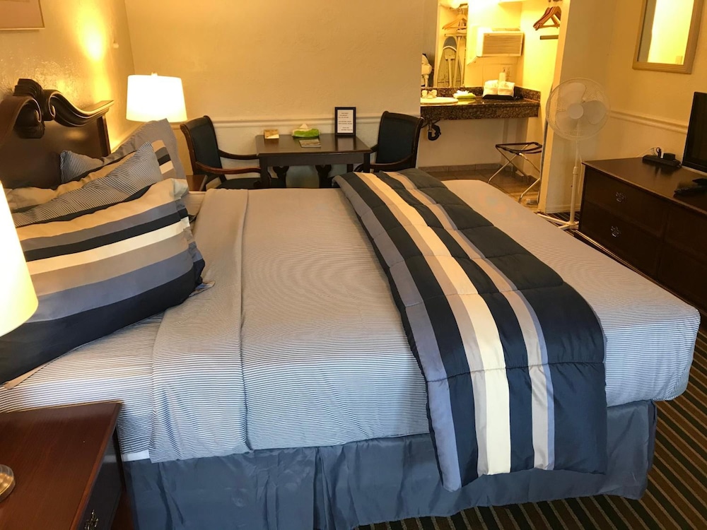 Monterey Pines Inn 21/42