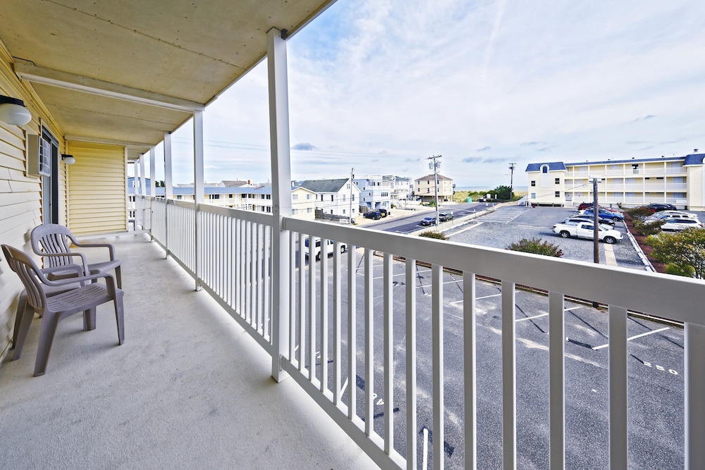 Drifting Sands Oceanfront Hotel 3/70