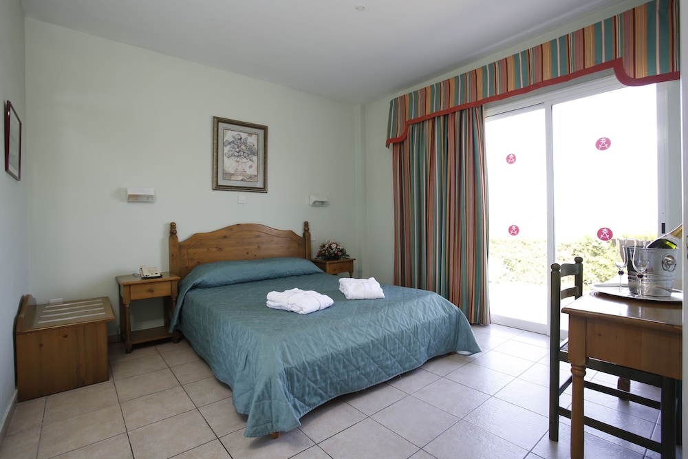 2 Bedrooms, Superior, Apartment, Double and Twin Beds, Partial Sea View, 2 Sofa