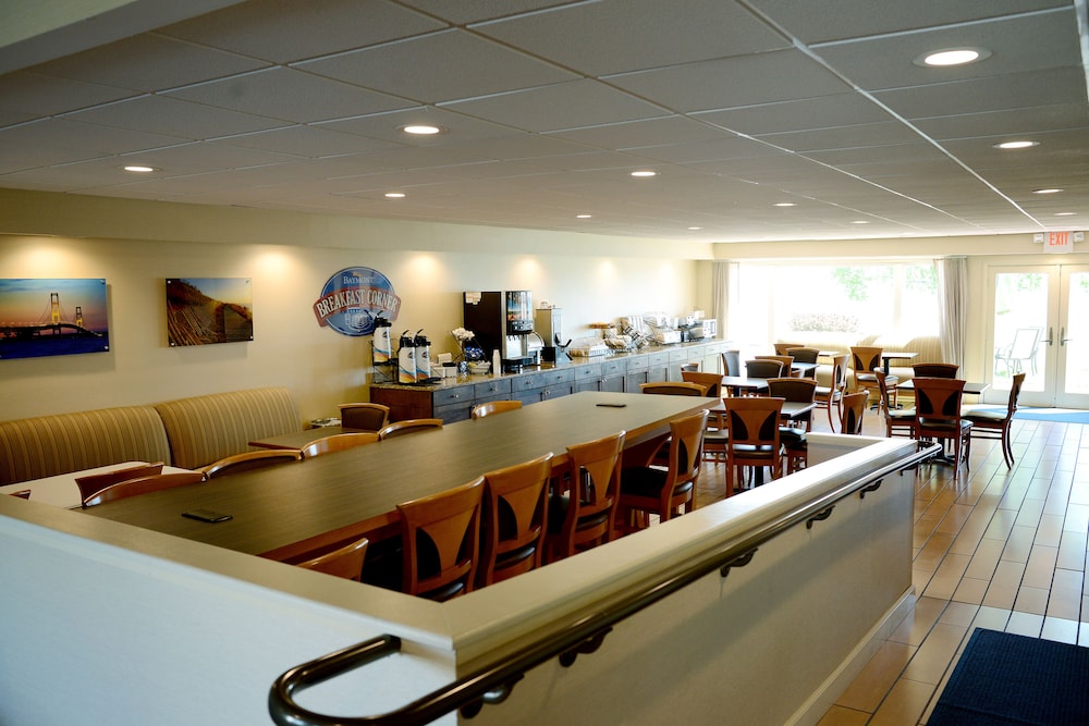 Baymont by Wyndham St. Ignace Lakefront 35/54