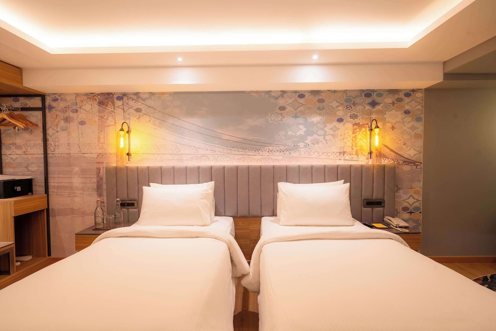 Golden Tulip Bhopal 15/50