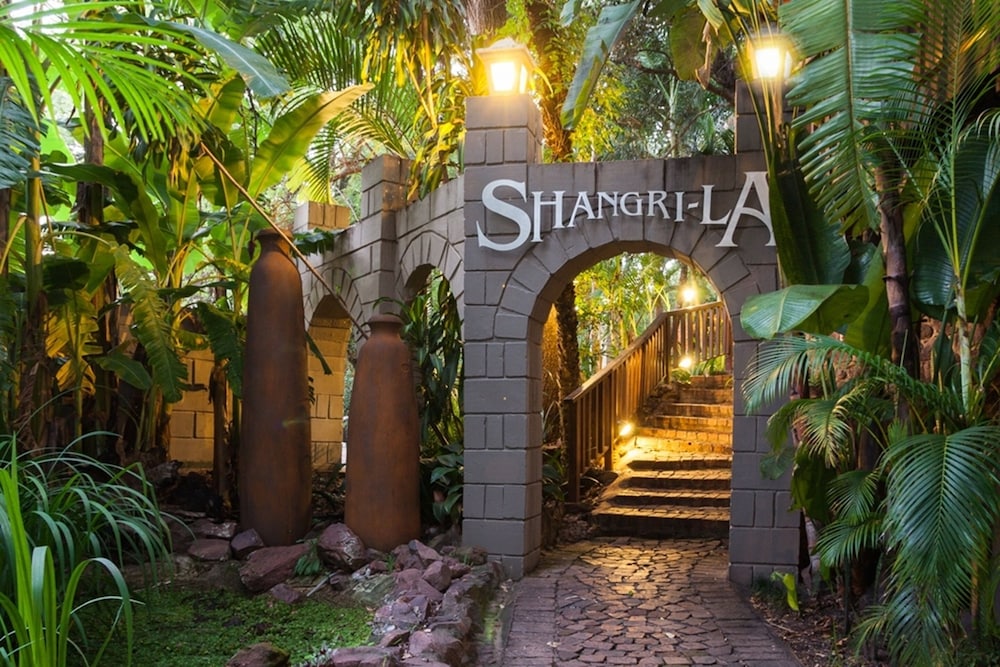 Shangri-La Country Hotel 4/50