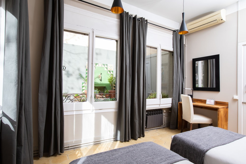 Jardinets Guest House 37/59
