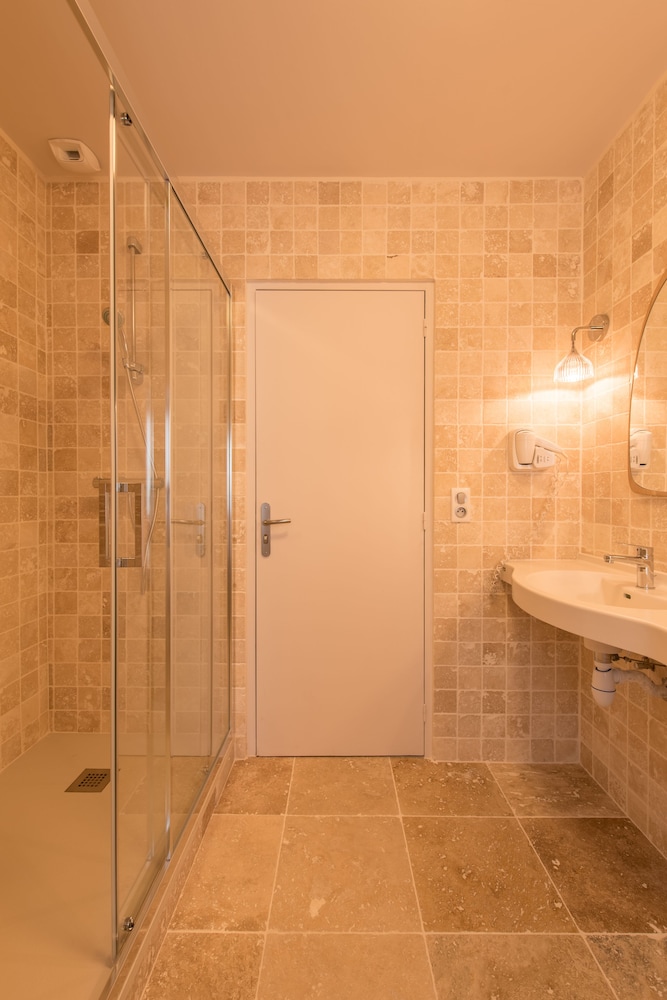 غرفة سوبيريور بسرير كوين، Le Central Boutique Hotel Beaune Centre 4/4