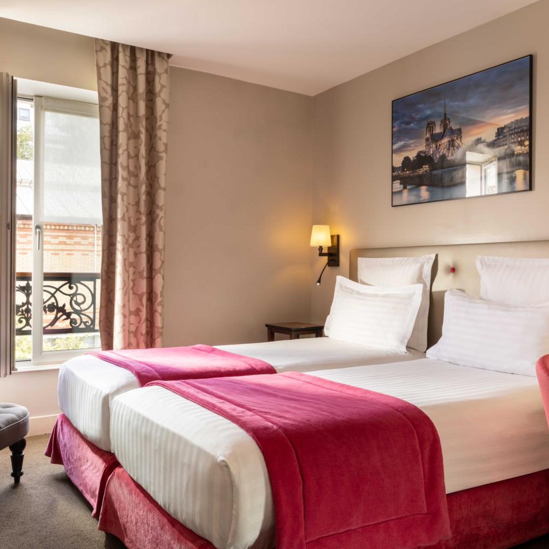 Superior, Twin Beds, Eiffel View