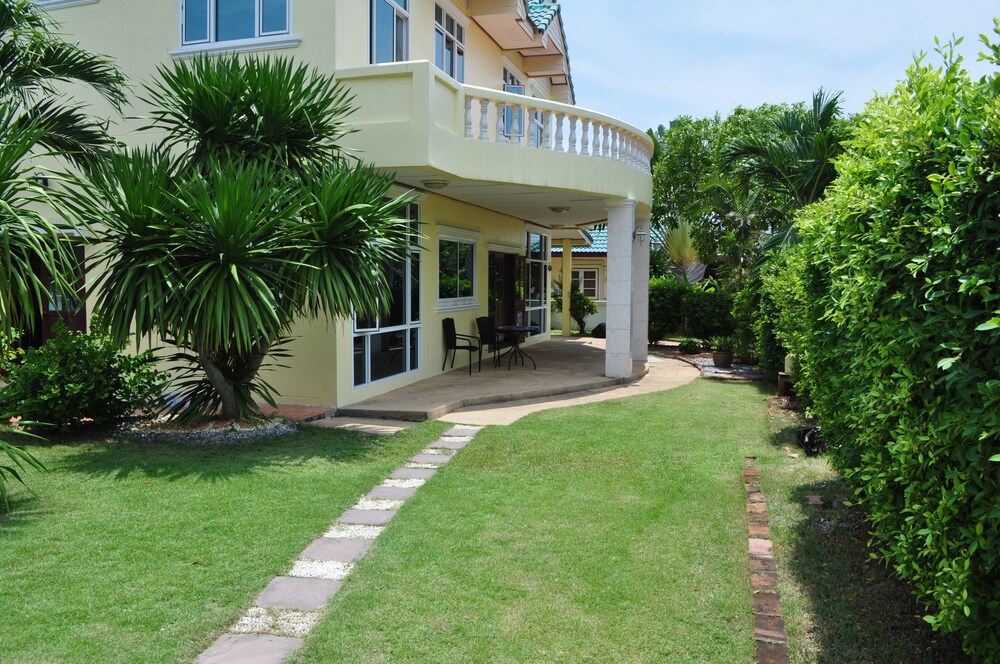 Tropical Hill by Melody Hua-Hin 36/49