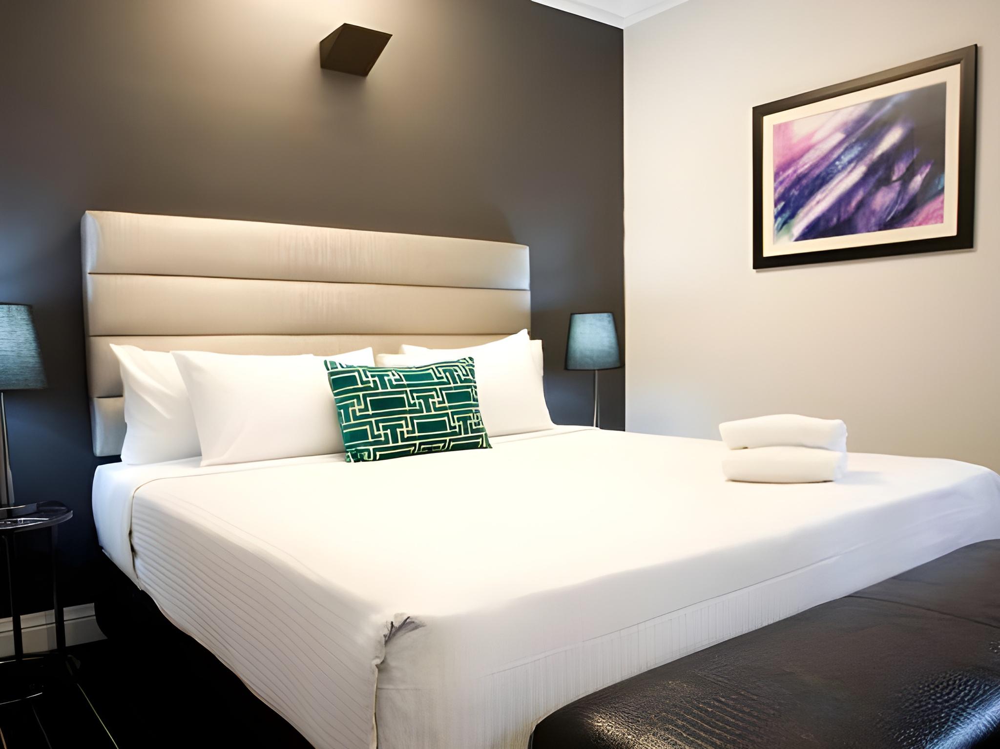DELUXE, KING BED