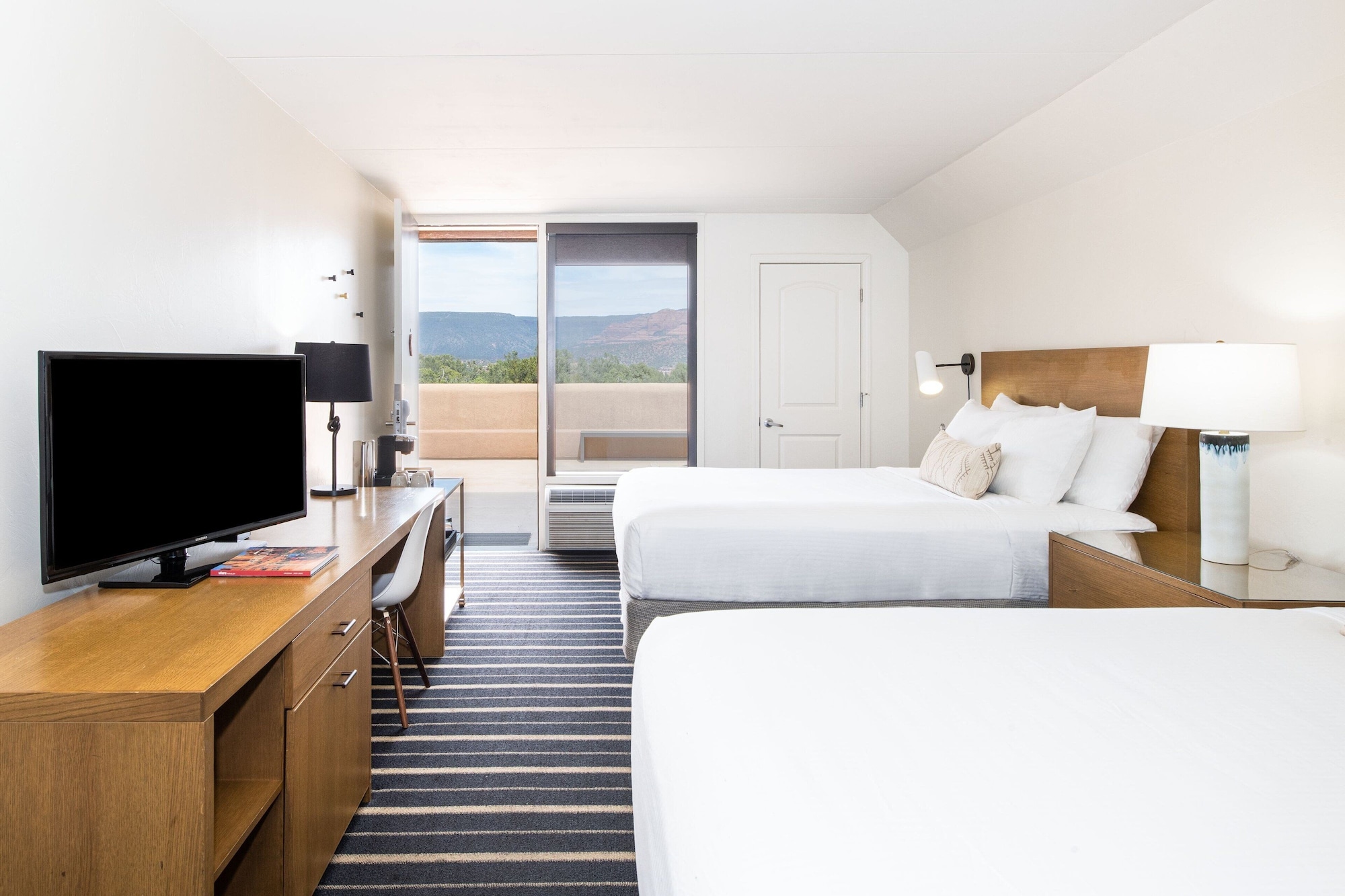 RED ROCKS, GUEST ROOM, 2 QUEEN BEDS, WITH VIEW, MIDDLE FLOOR