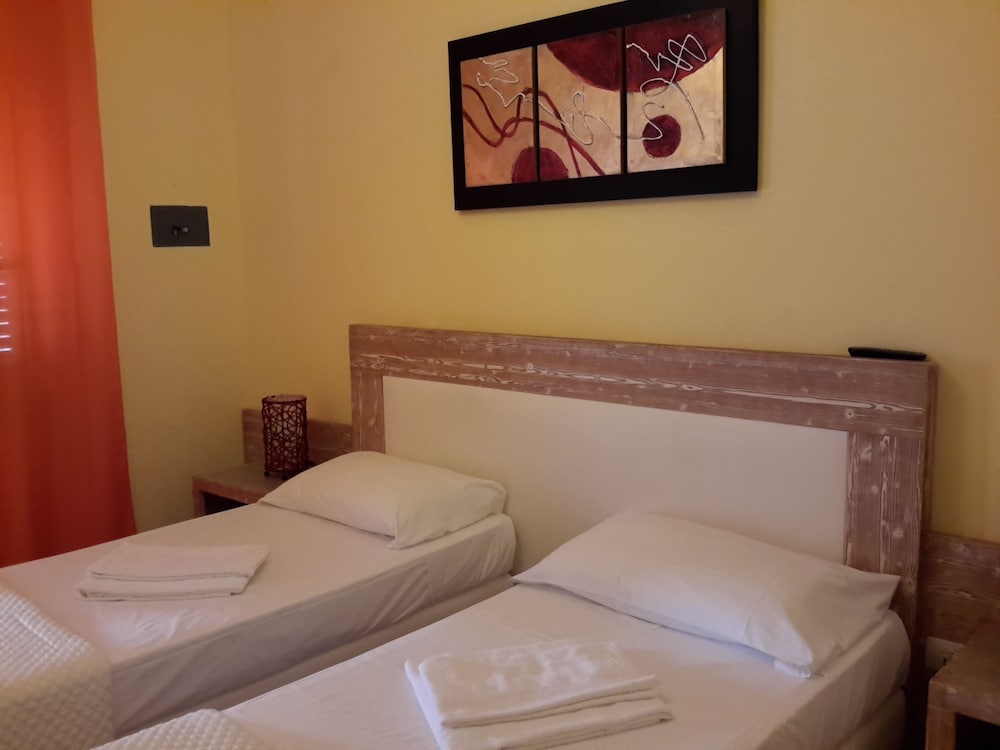 GIALLA, DOUBLE OR TWIN BED, PATIO
