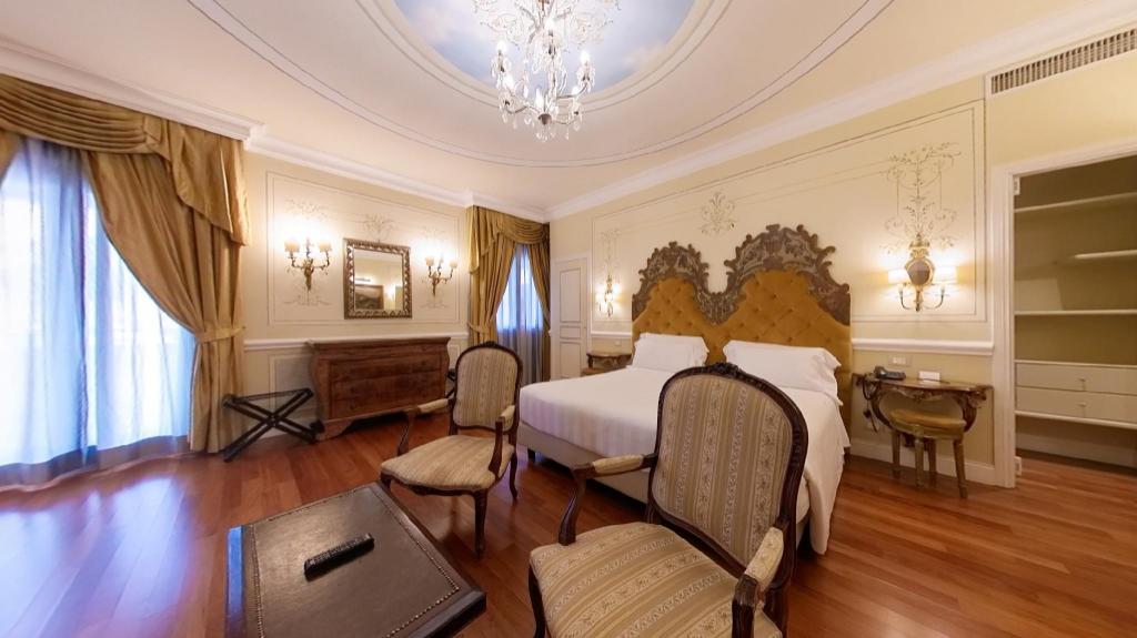 Presidential, Queen Bed, Terrace, Radisson Blu Ghr Hotel Rome 3/10