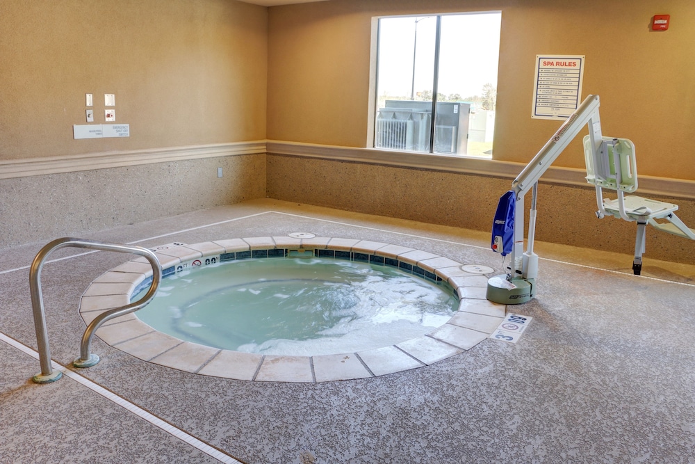Holiday Inn Express Hotel & Suites Texarkana East 33/54