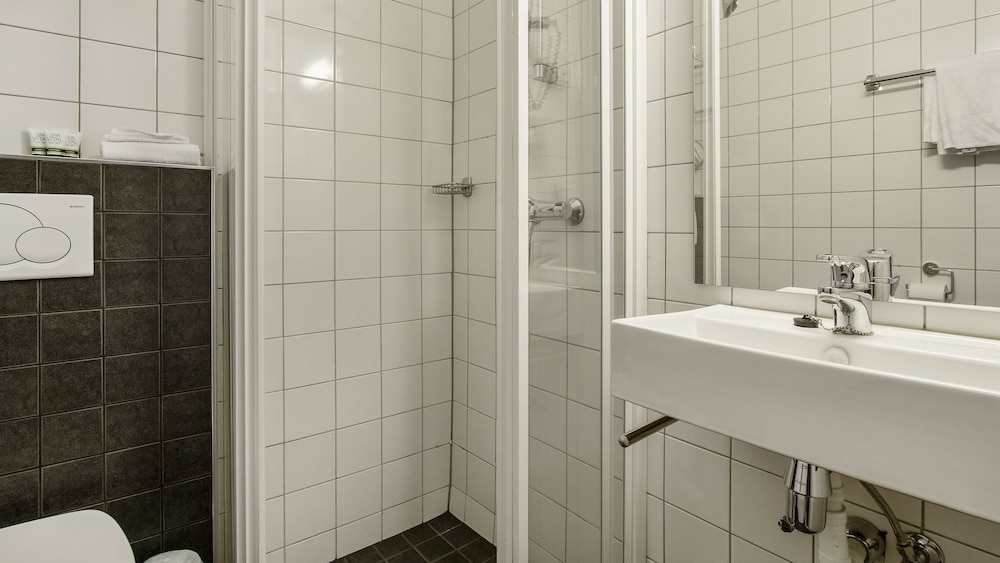 Sagafjord Hotel 38/42