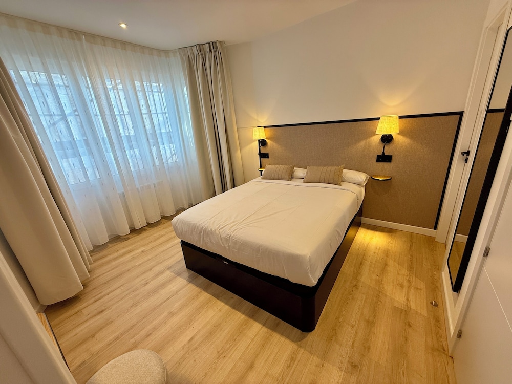SUPERIOR, DOUBLE BED, CITY VIEW, PRIVATE BATHROOM