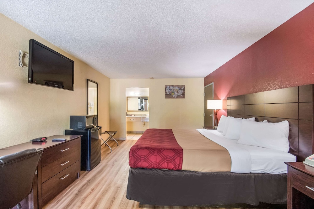 Econo Lodge Kearney - Liberty 10/31