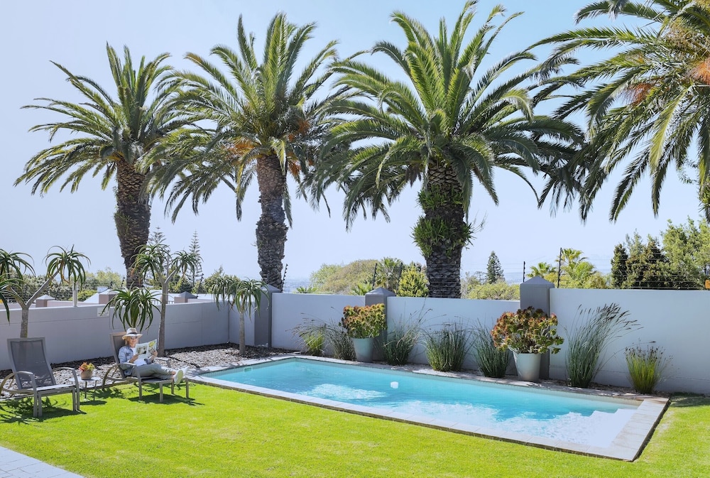 Four Palms Accommodation 58/64