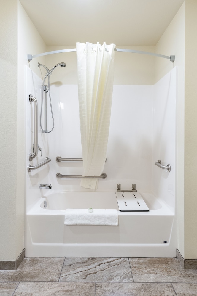 Cobblestone Hotel & Suites - Appleton International Airport 10/62