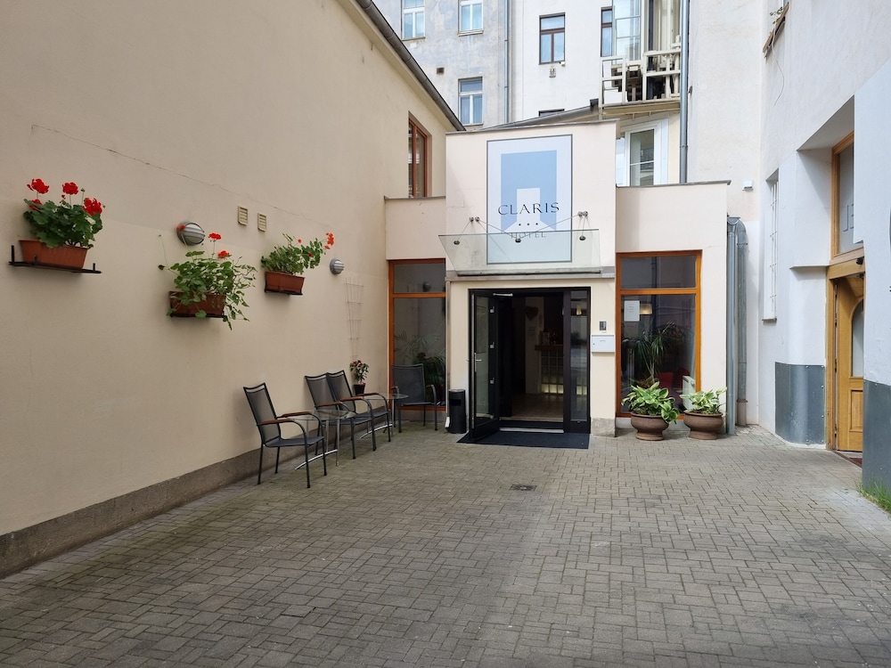 Claris Hotel 54/62