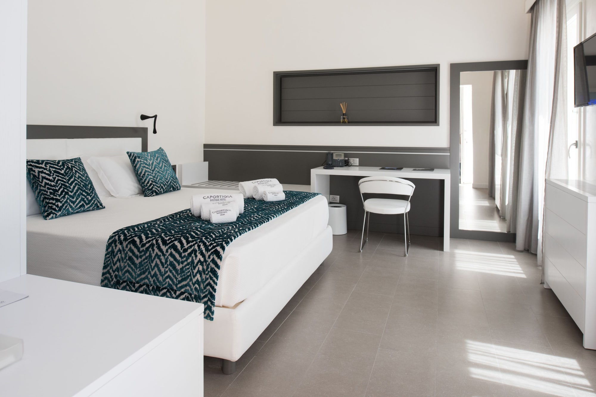 DELUXE, KING BED, HOT TUB