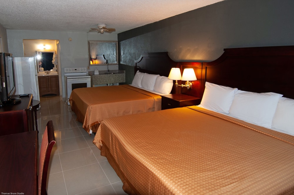Express Inn & Suites - 5 Miles from St Petersburg Clearwater Airport 12/43