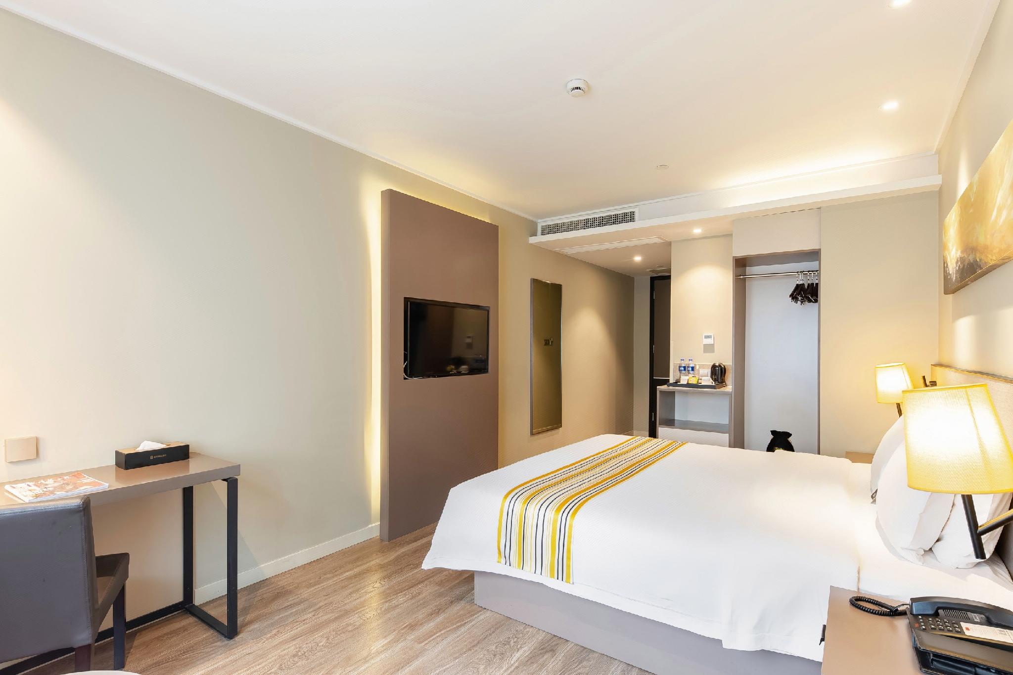 Home Inn Plus (Shanghai Hongqiao Road Metro Station) 20/42