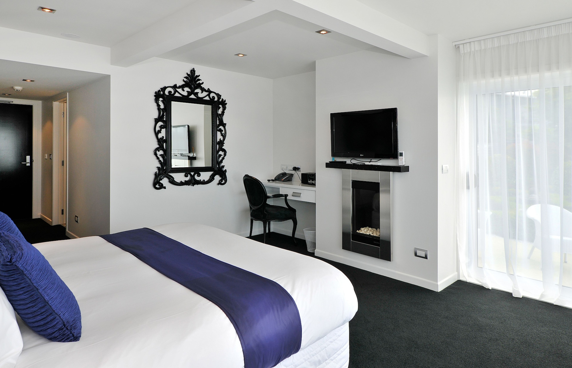 ROOM, LAKE FRONT